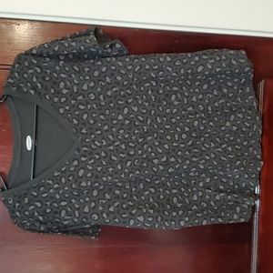 Old navy gray and black print vneck tee
